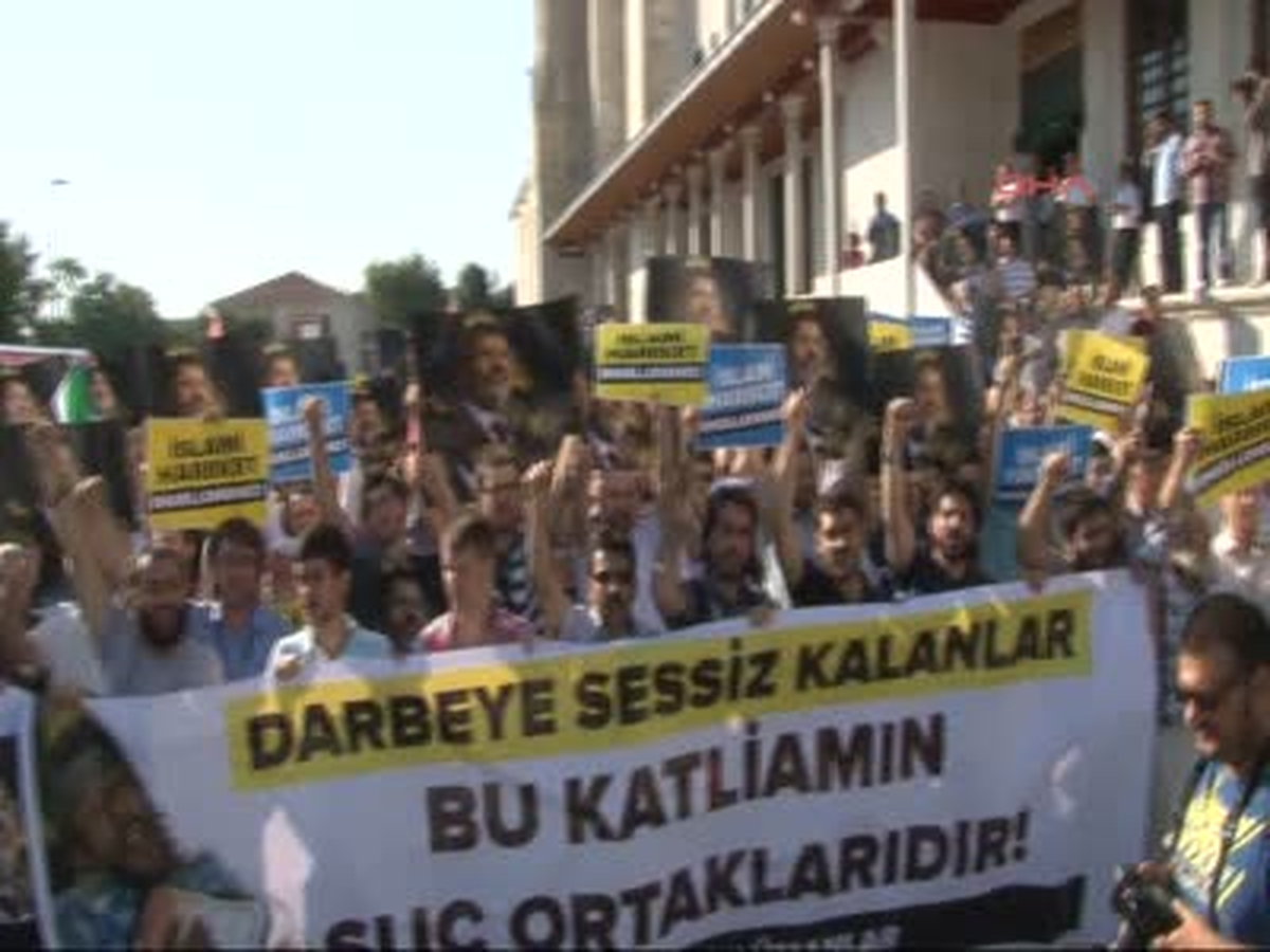 Fatih Camii\'nde Mursi\'ye Destek Eylemi