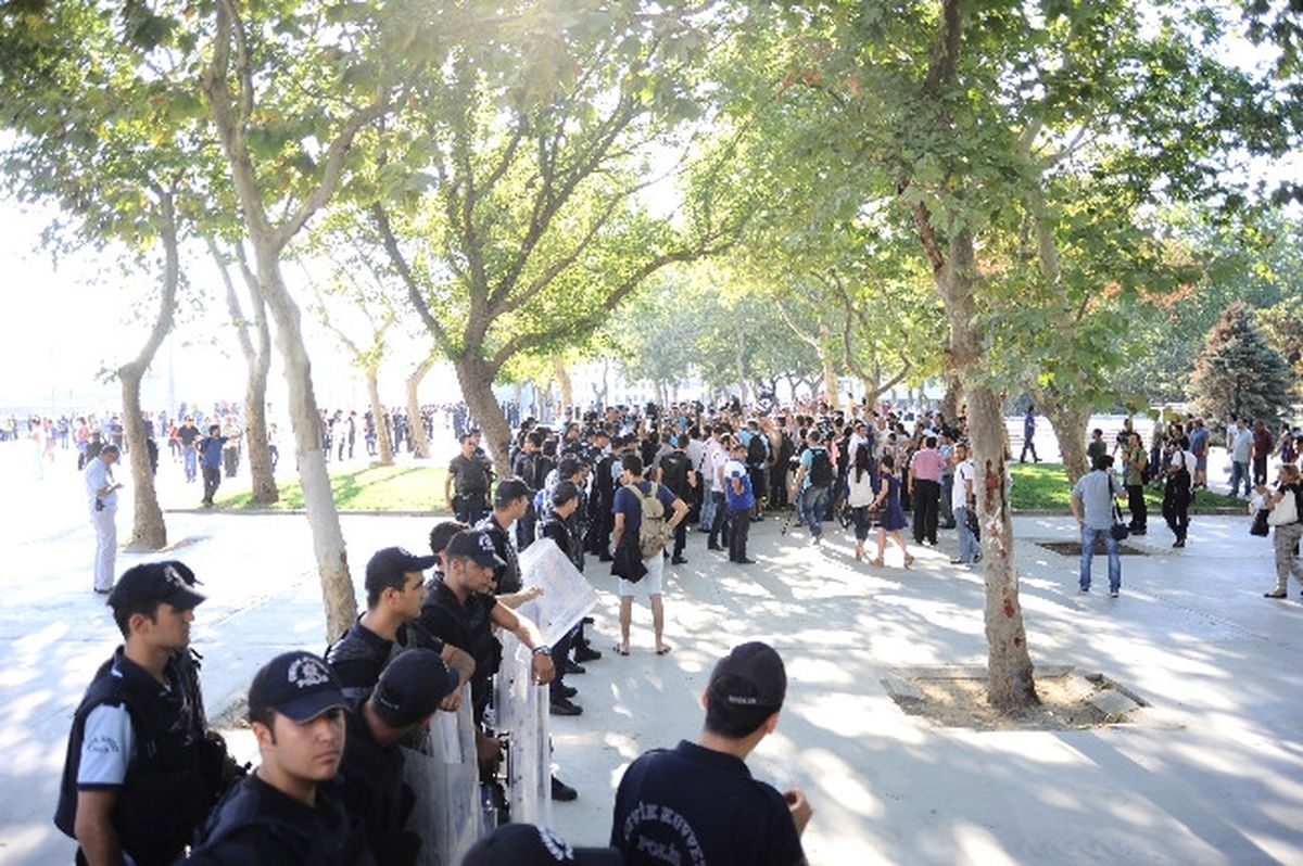 Gezi Parkı\'nı Boşaltmayan Gruba Polis Müdahalesi