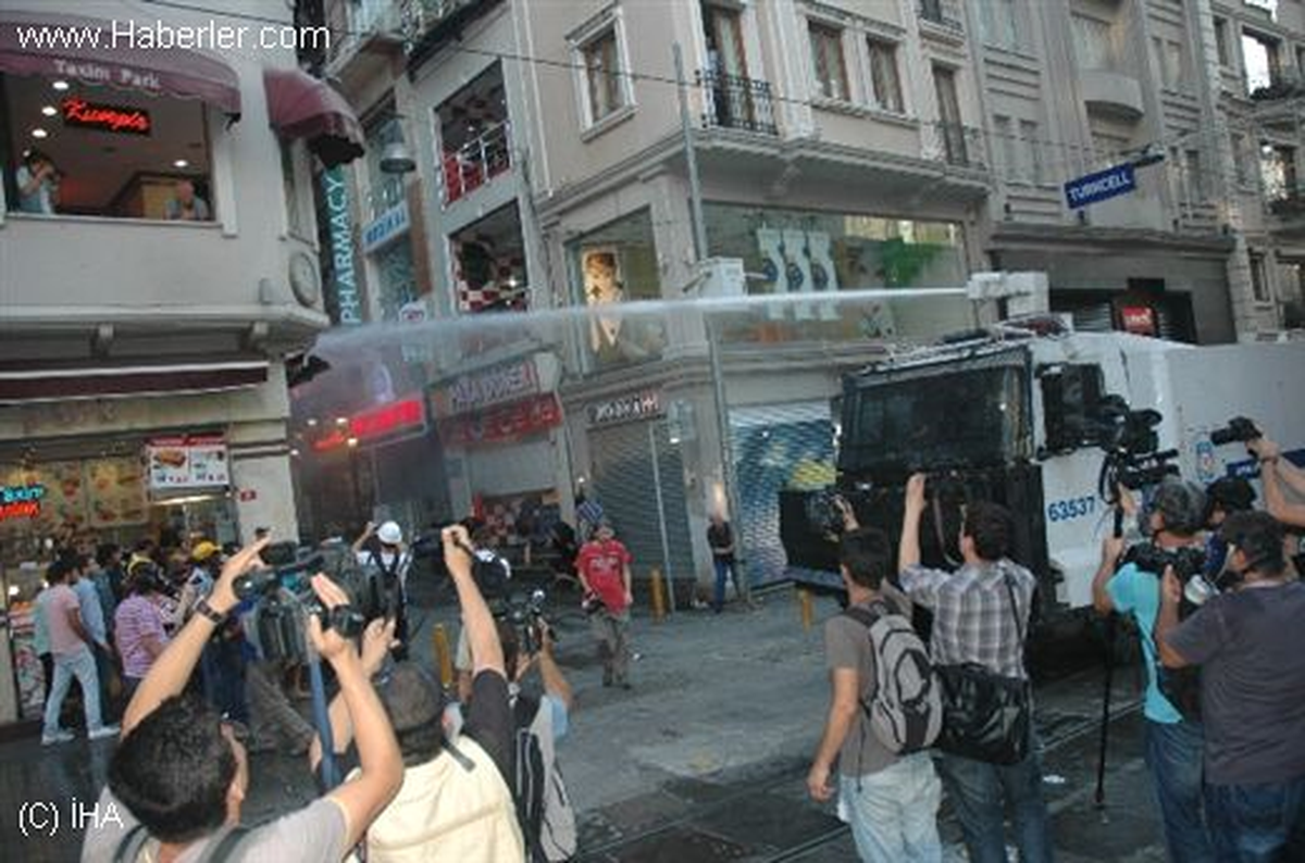 Polis Taksim\'de Toplananlara Müdahale Etti