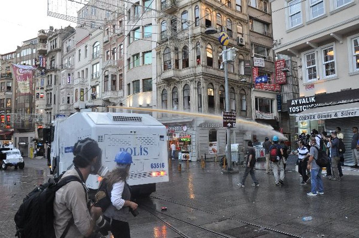 İstiklal\'de Havaya Açılan Ateş