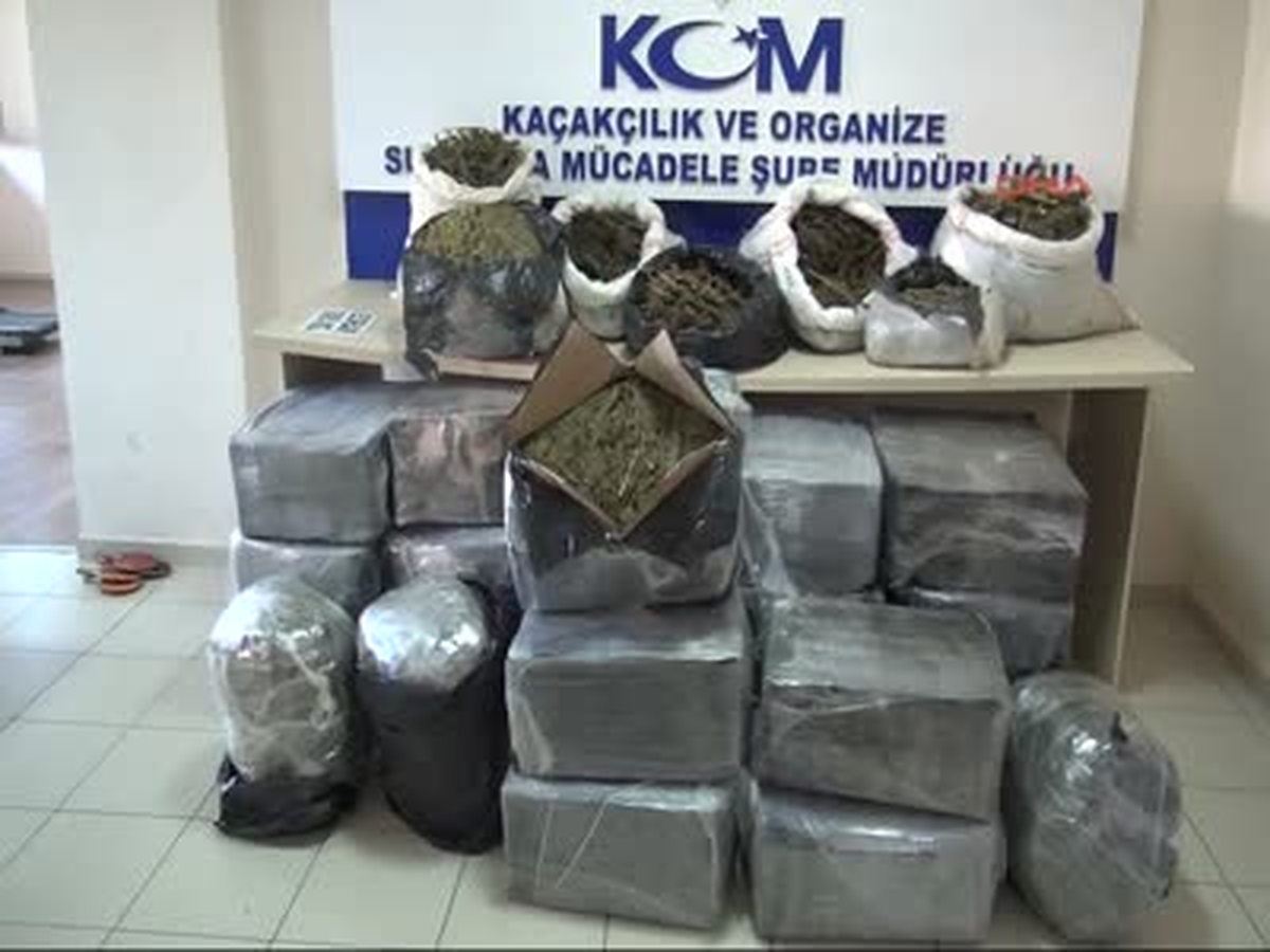 İzmir\'de 1 Ton 40 Kilo Esrar Ele Geçirildi