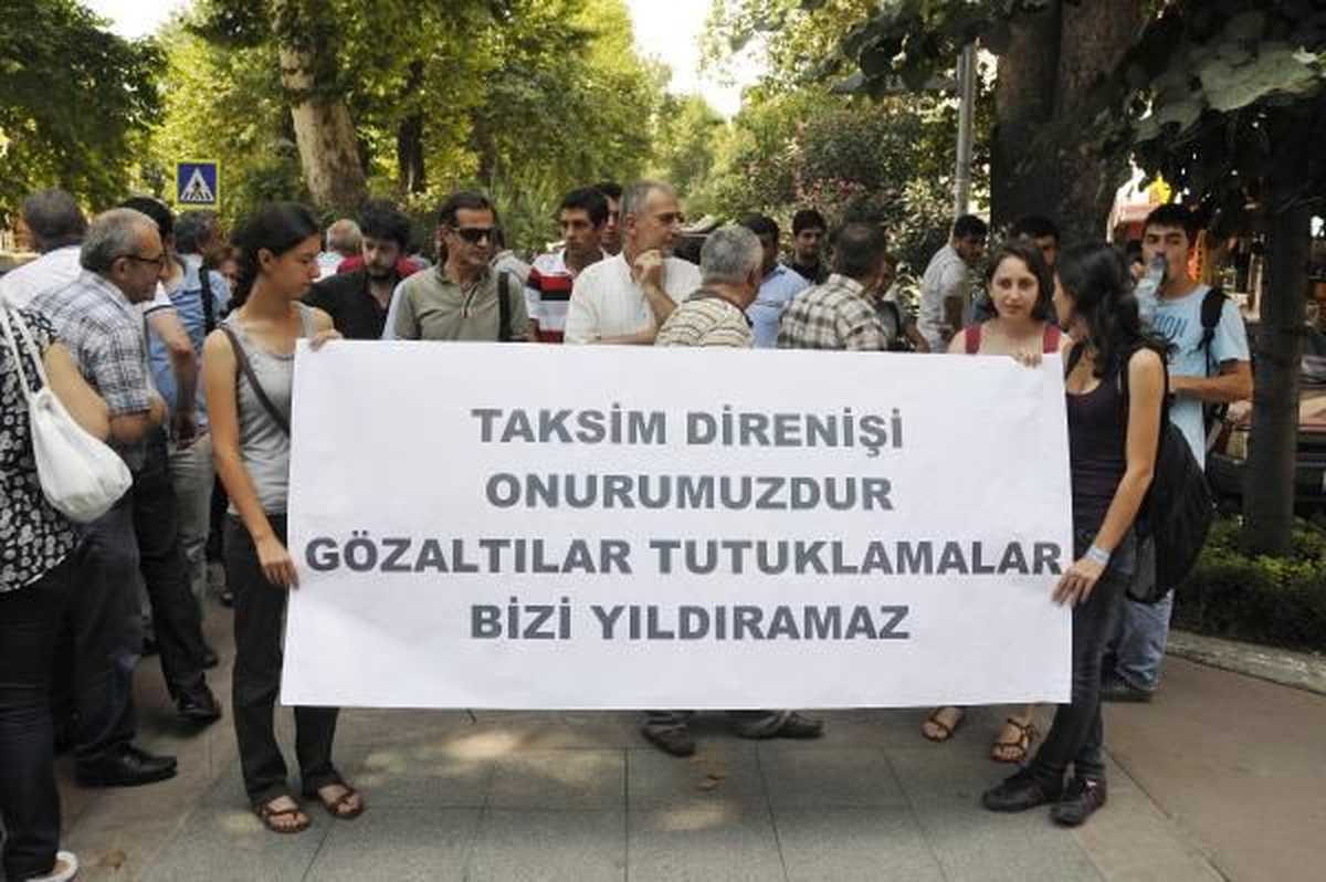 İzmit\'te, Gezi Parkı Müdahalesine Tepki Yürüyüşü