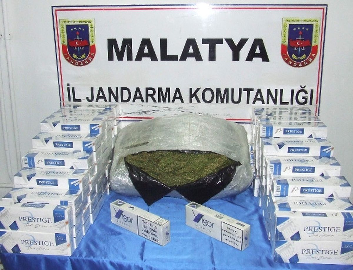 Jandarma Yolcu Otobüslerinde Kaçak Sigara ve Esrar Ele Geçirdi