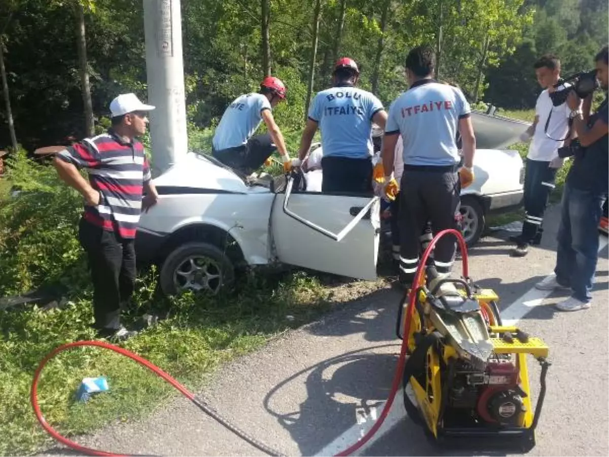 Otomobil Aydınlatma Direğine Çarptı