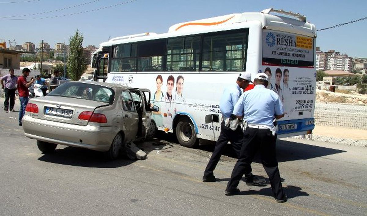 Otomobil ile Otobüs Çarpıştı: 3 Yaralı