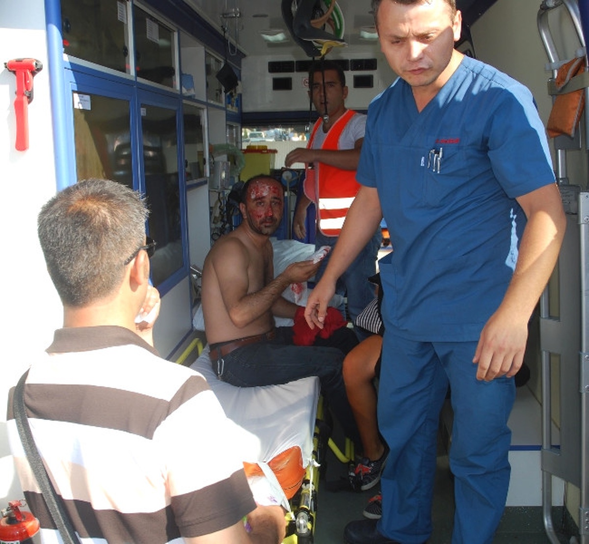Otomobil, Kırmızı Işıkta Bekleyen Araçlara Çarptı: 3 Yaralı