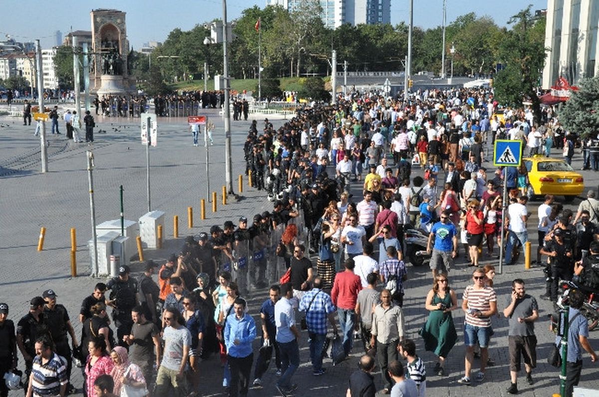 Oturma Eylemi Yapmak İsteyen Gruba Polis Müdahalesi