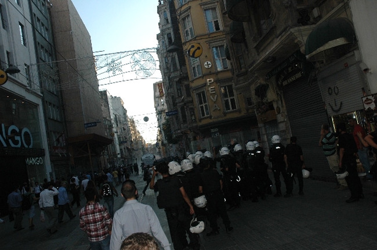 Polisin İstiklal Caddesi\'ndeki Müdahalesi Sürüyor