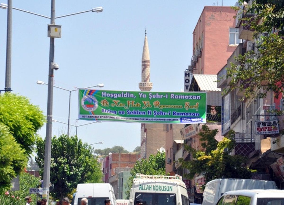 Siirt Belediyesi\'nden 3 Dilde Kutlama Afişleri