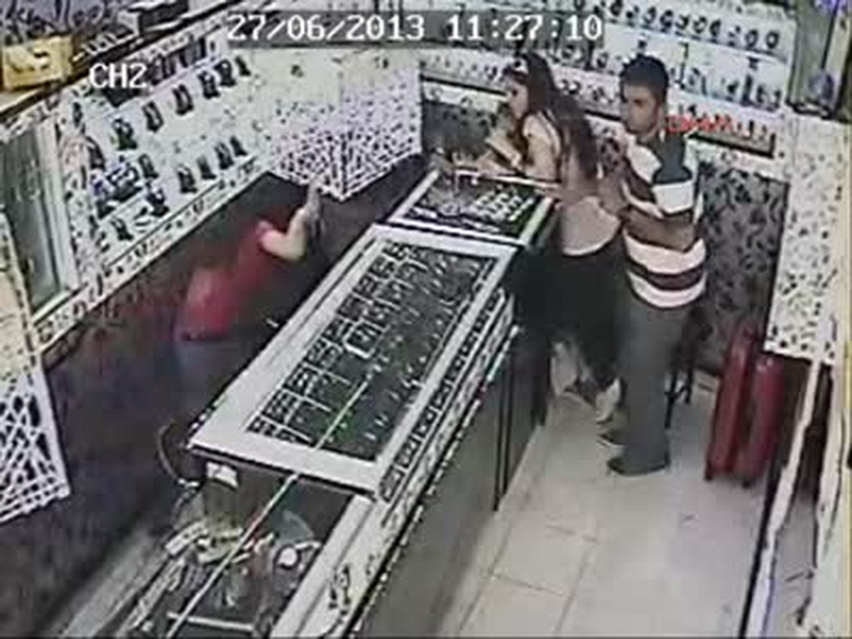 Suriyeli Kadın Otomobille İşyerine Girdi