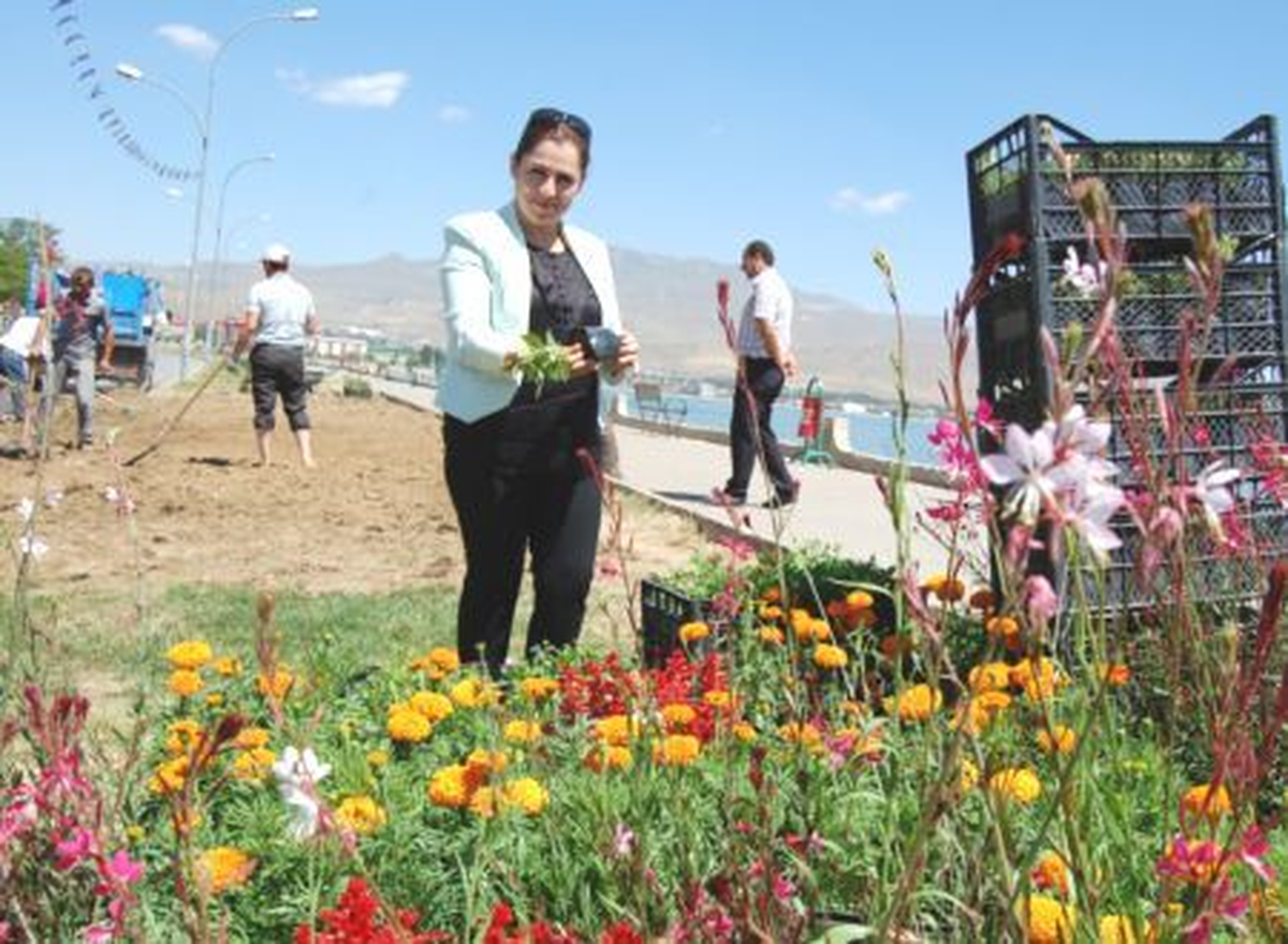 Tatvan Çiçeklerle Süsleniyor