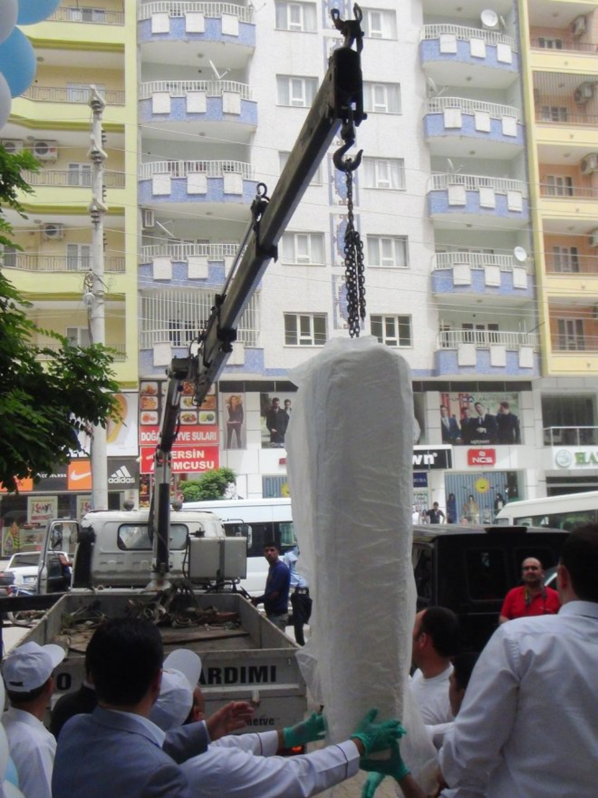 Yarım Tonluk Dondurma Vinçle İndirildi