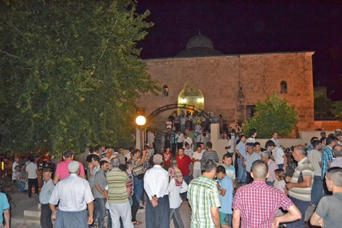 Adanalılar Ramazan Ayı\'nın İlk Teravih Namazı İçin Camileri Doldurdu