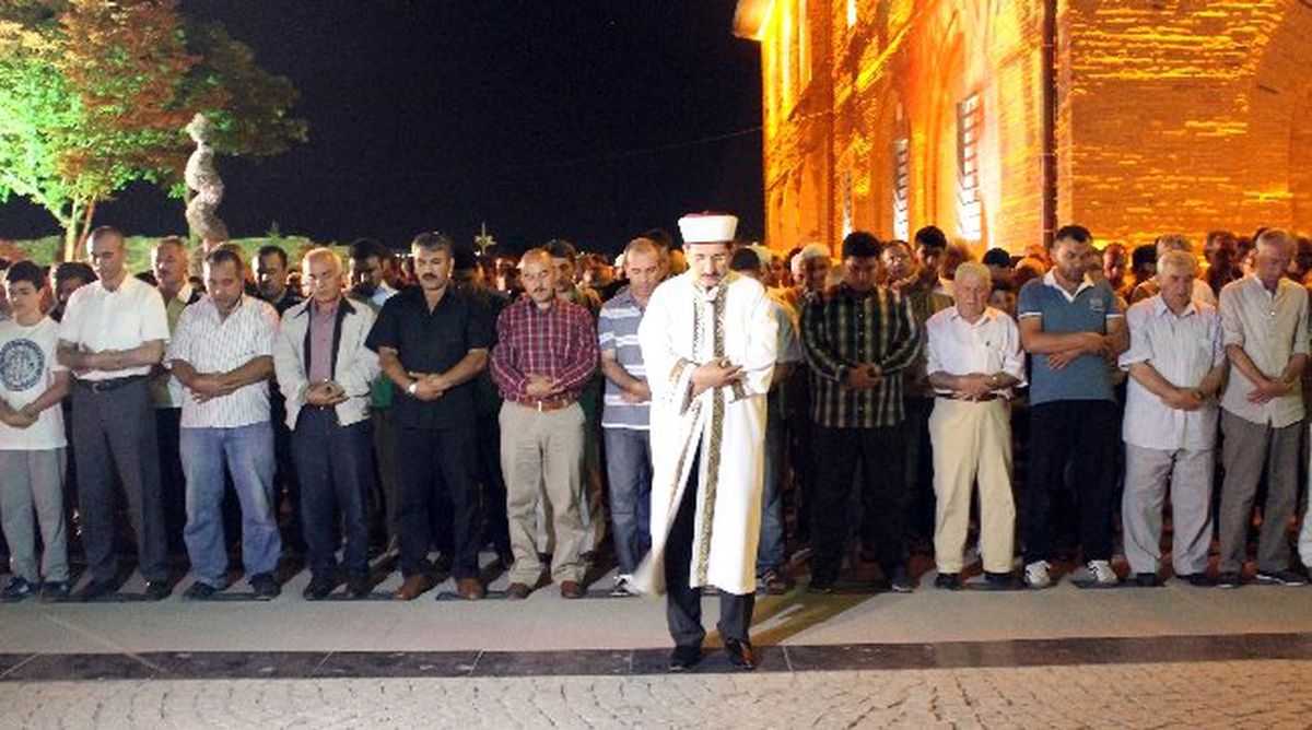 Ankara\'da İlk Teravihte Camiler Doldu Taştı