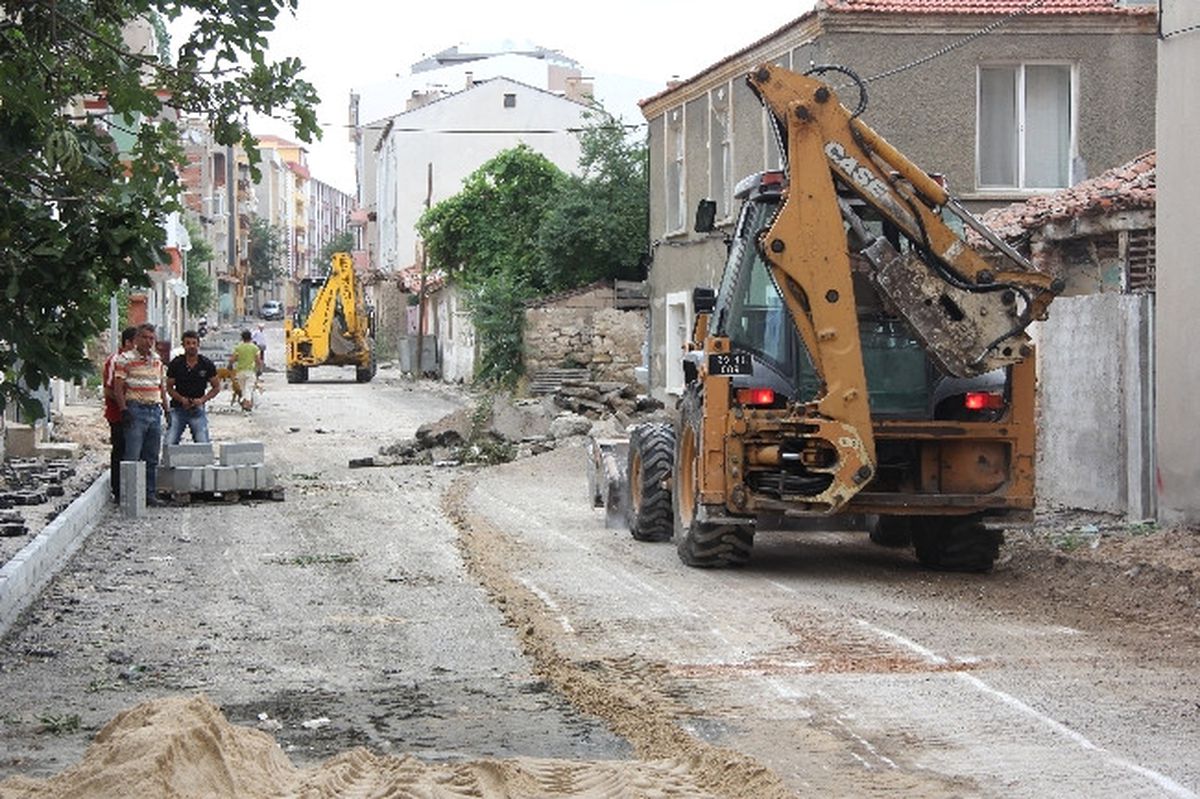 Asfaltlama ve Kaldırım Çalışmaları Devam Ediyor