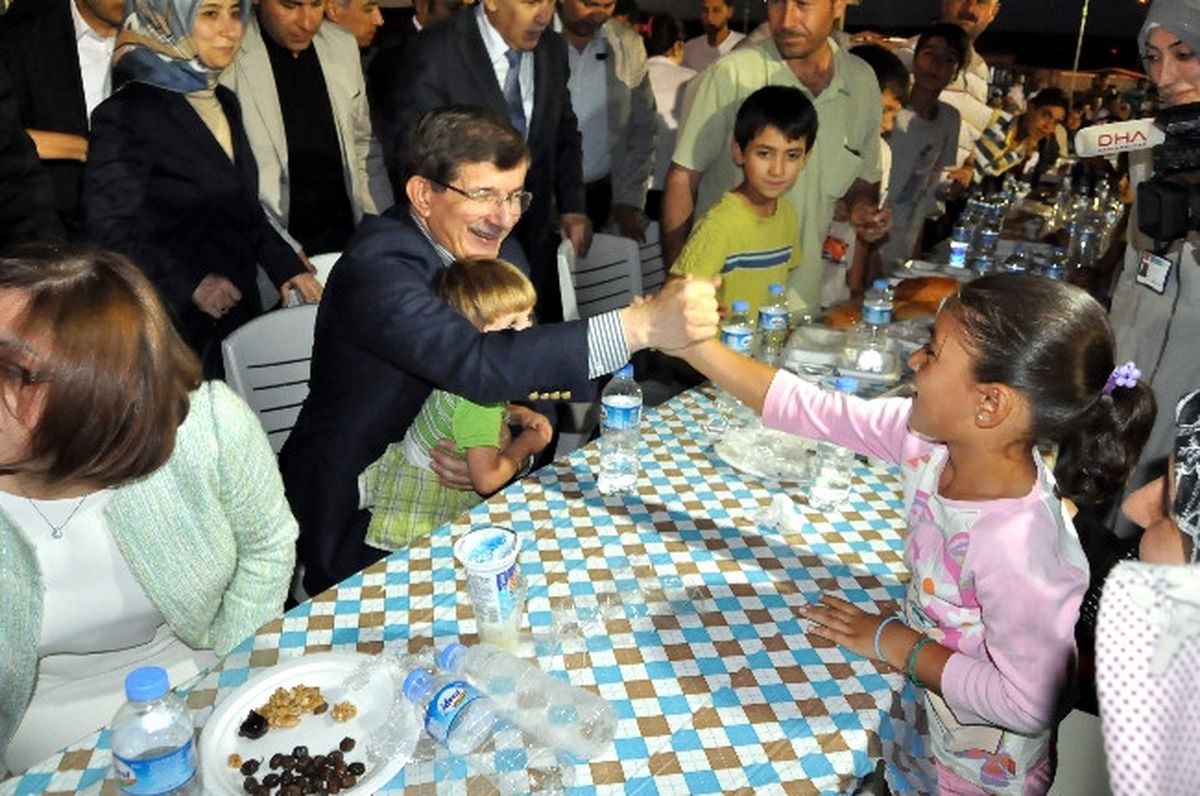 Bakan Davutoğlu ve Bakan Şahin Suriyelilerle İlk İftarını Yaptı
