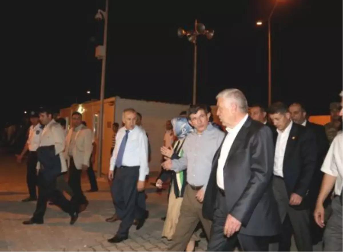 Bakanlar Şahin ve Davutoğlu İlk İftarı Suriyeli Sığınmacılarla Açtı