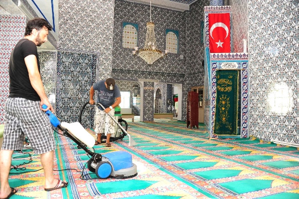 Balçova Belediyesi Balçova\'da Camilere Temizlik Vatandaşa Destek