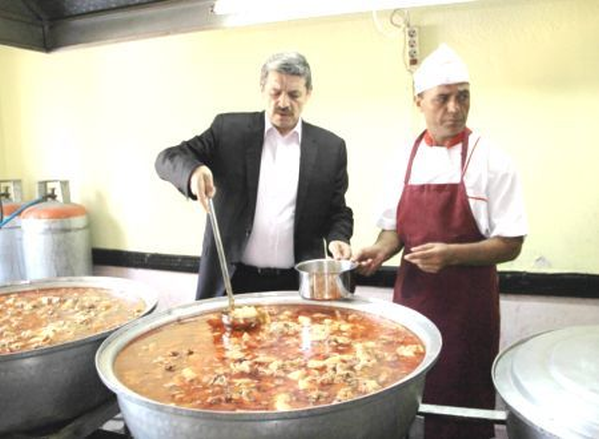 Belediyeden Bin 200 Vatandaşa Sıcak Yemek