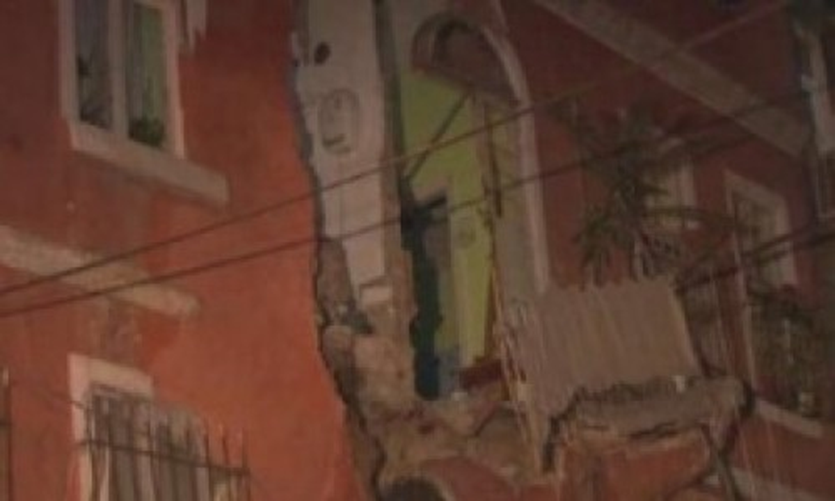 Beyoğlu\'nda 3 Katlı Binanın Duvarı Çöktü