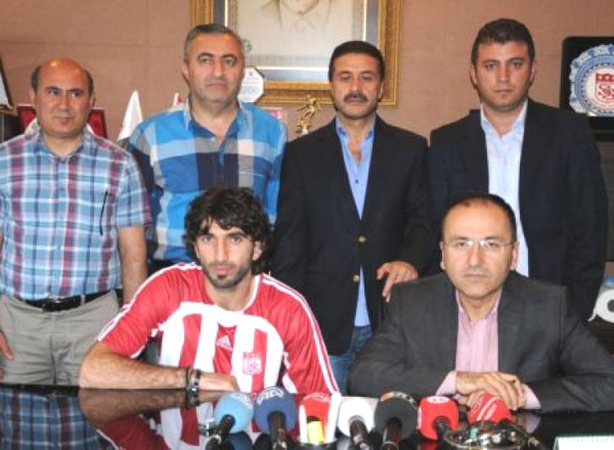 Burhan Eşer Sözleşmeyi İmzaladı