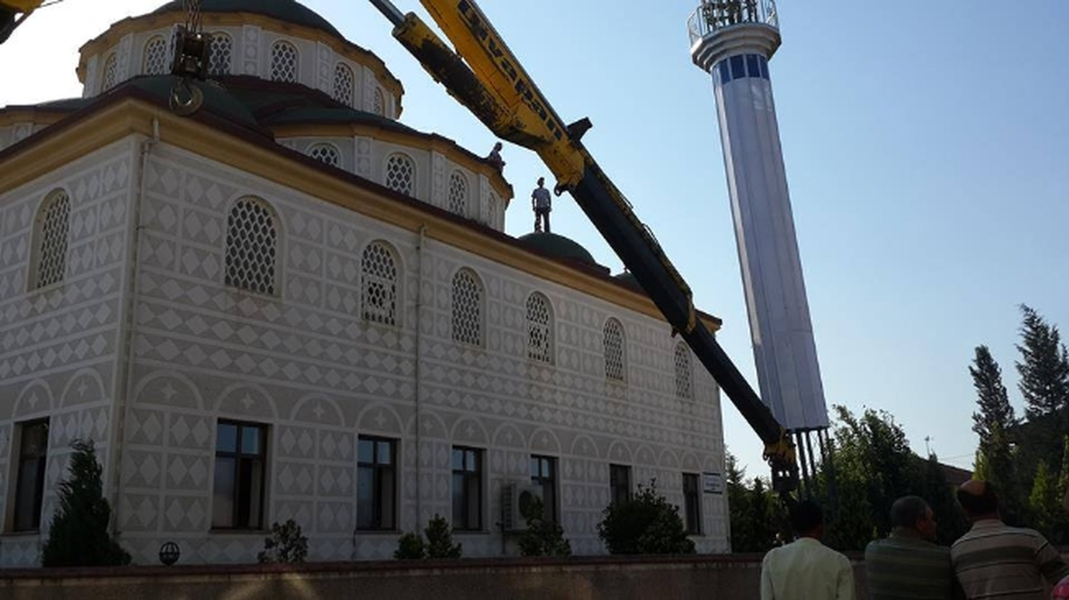 Divapan\'dan Yenitaşköprü Köyü Camisinin Minarelerinin Takılmasına Vinç Yardımı