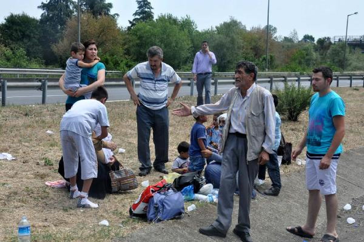 Düzce\'de Minibüs Devrildi: 13 Yaralı