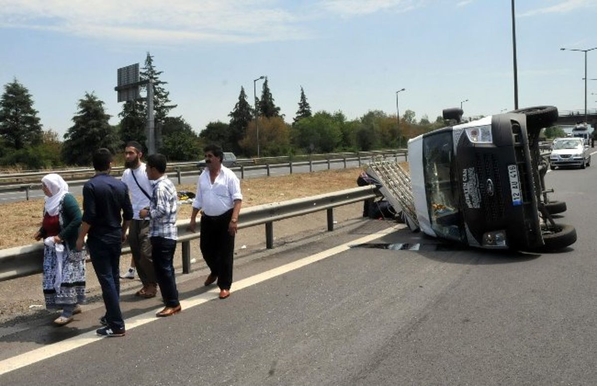 Düzce\'de Yolcu Minibüsü Devrildi: 4 Yaralı