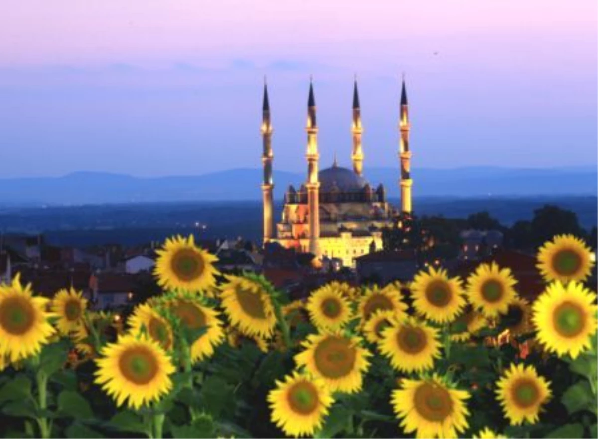 Edirne\'deki Camilere Mahya Asılmadı