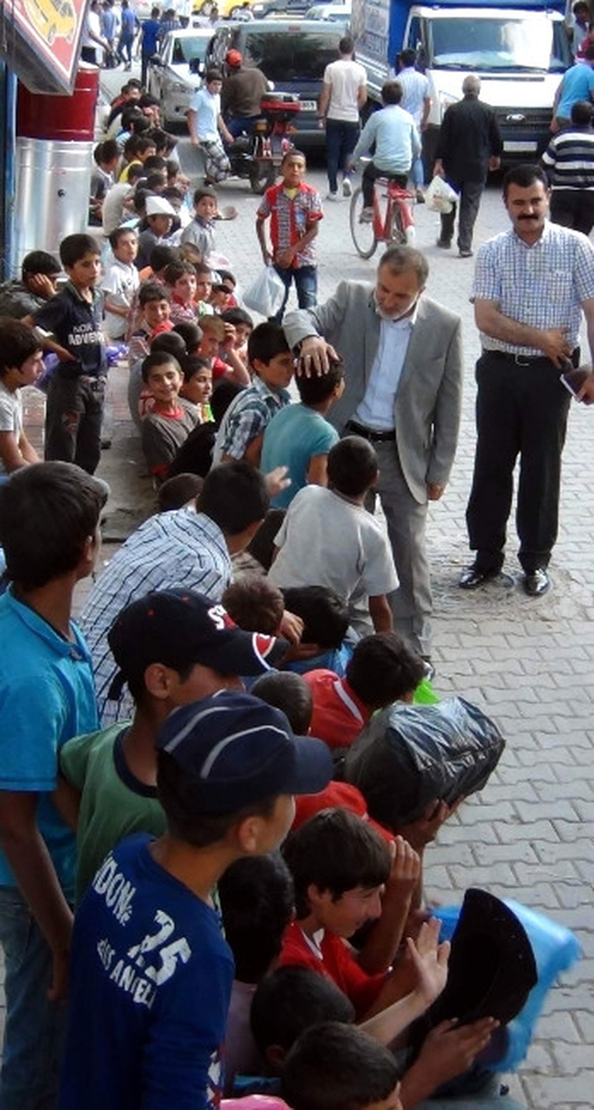 Erciş Belediyesi Ramazan Ayında Dar Gelirli Aileleri Unutmadı