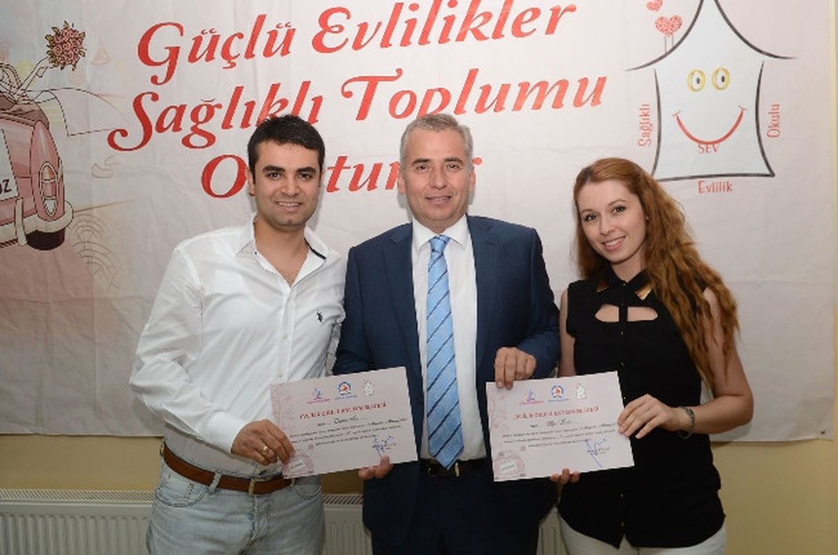 Evlilik Okulu Kursiyerleri Sertifikalarını Aldı