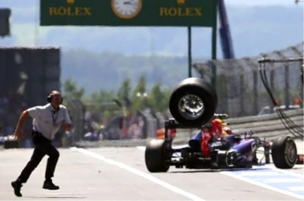 Formula 1\'de Kameramana Lastik Çarptı