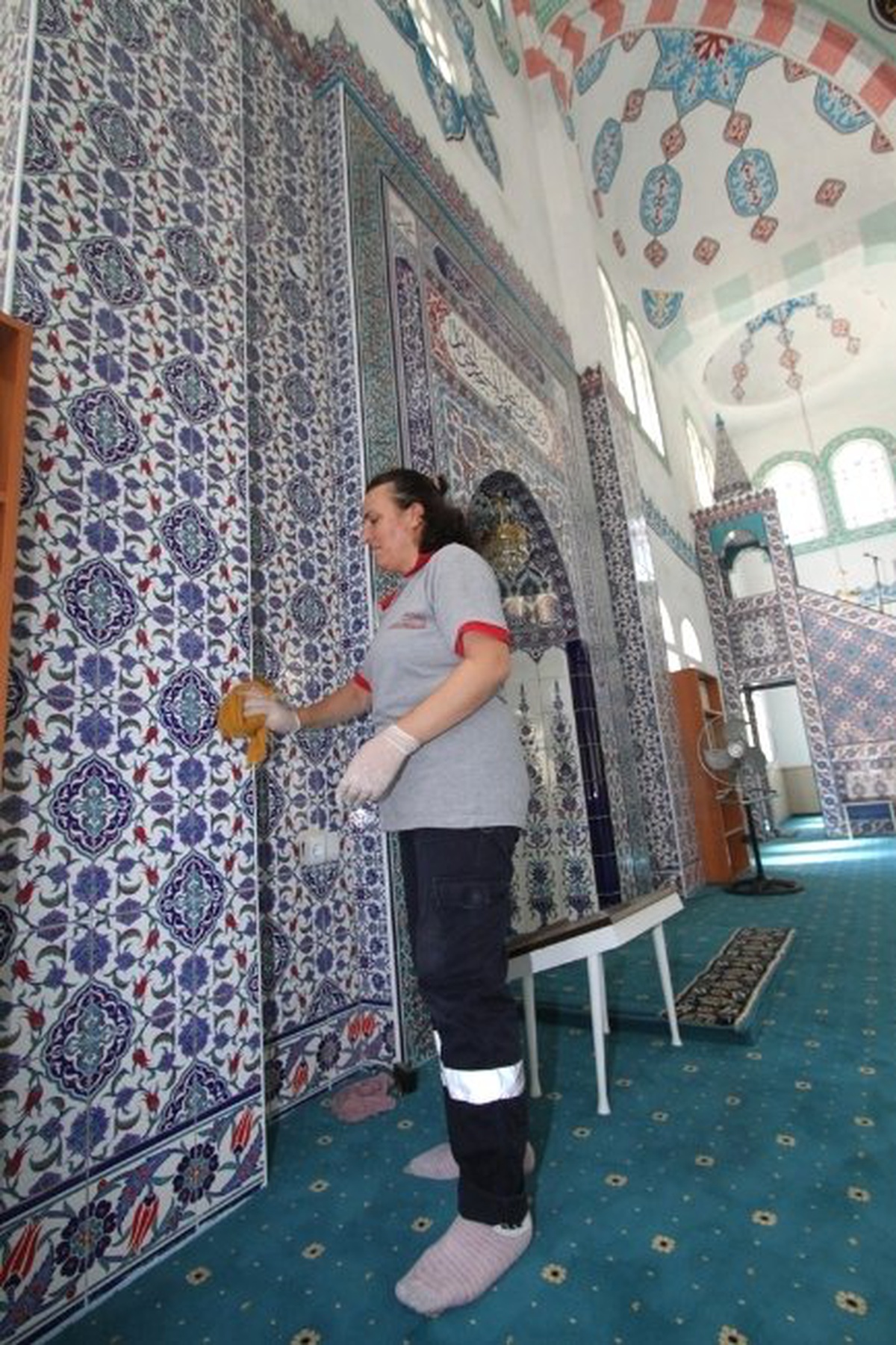 Gaziemir\'de Camilere Ramazan Temizliği