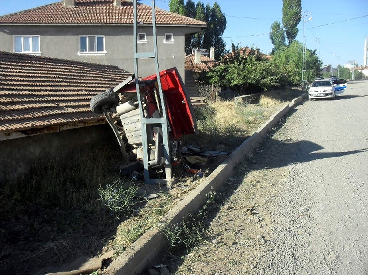 Gemerek\'te Trafik Kazası: 3 Yaralı