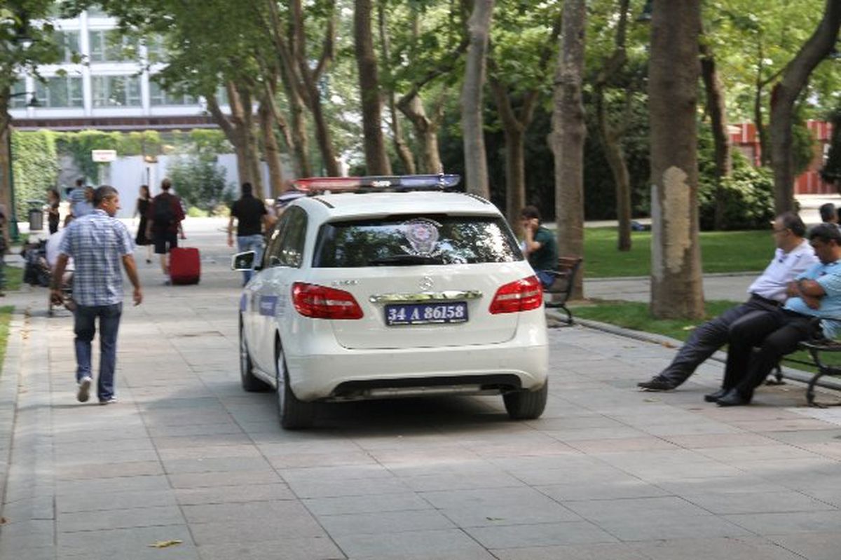 Gezi Parkı\'nda Lüks Otomobille Denetim