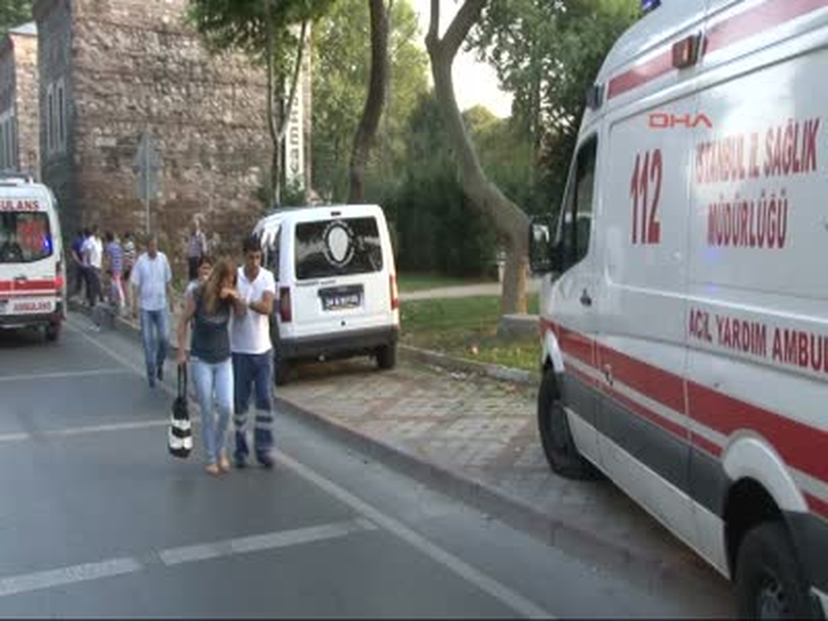 Halk Otobüsü Tarihi Binanın Duvarına Çarptı