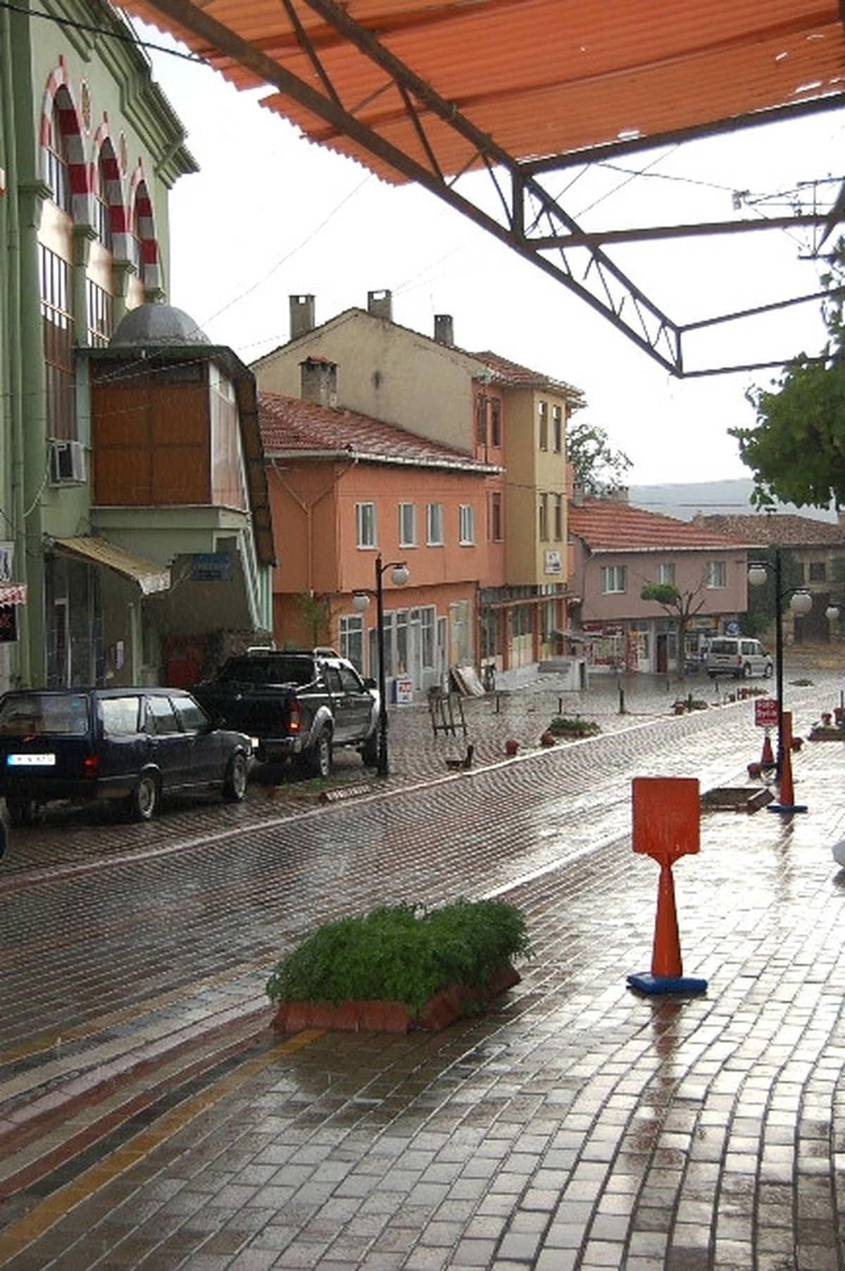 Harmancık\'ta Yaz Ortasında Sağanak Yağış