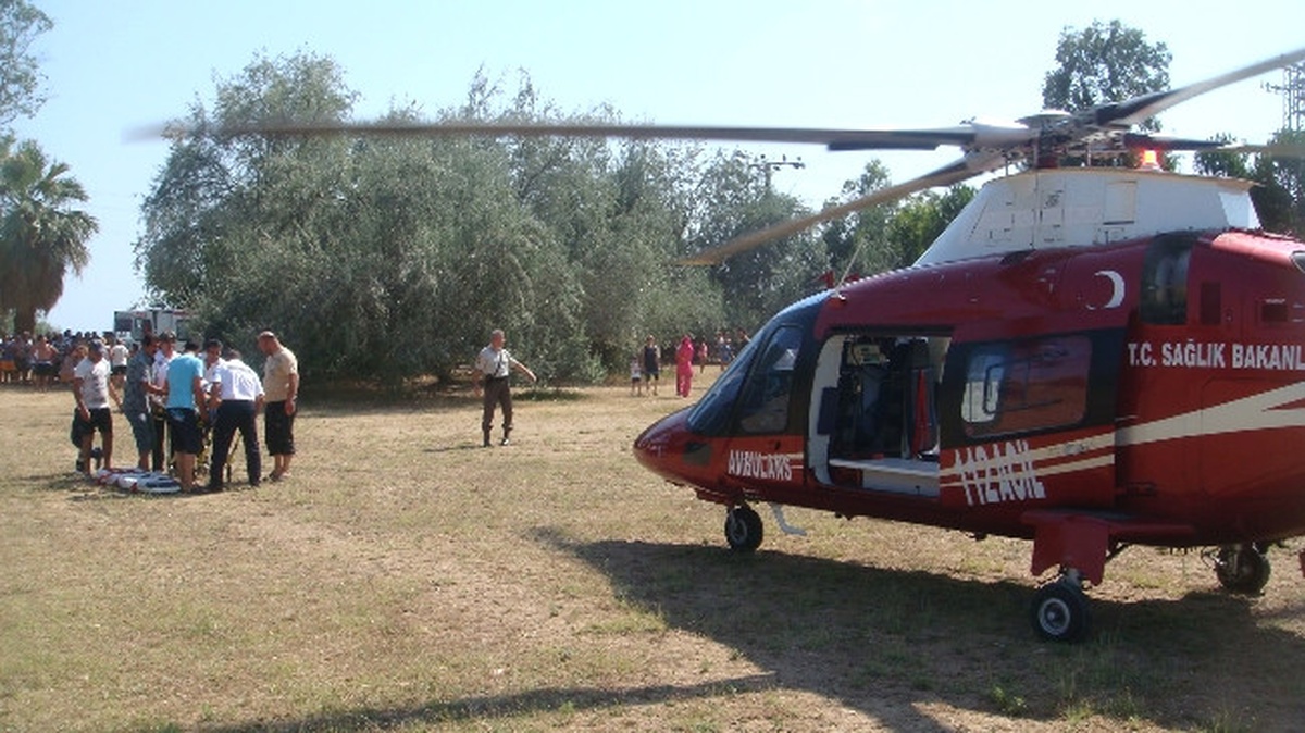 Hava Ambulansı Ekibi Ahmetbeyli\'ye İnerek Ağır Yaralı Vatandaşı 7 Dakikada İzmir\'e Uçurdu