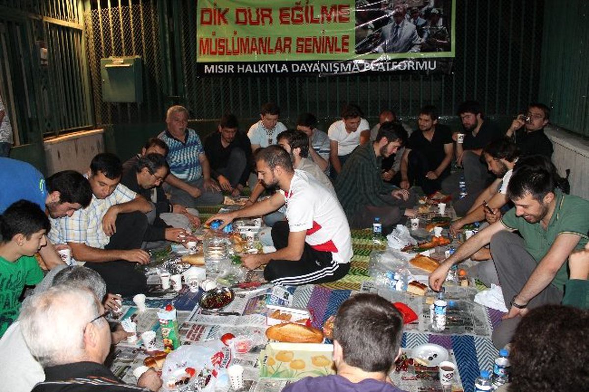 Sahurlarını Mısır Büyükelçiliği Önünde Yaptılar