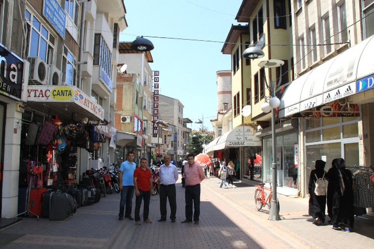 İnegöl\'de Uzun Sokağa Dekoratif Aydınlatma