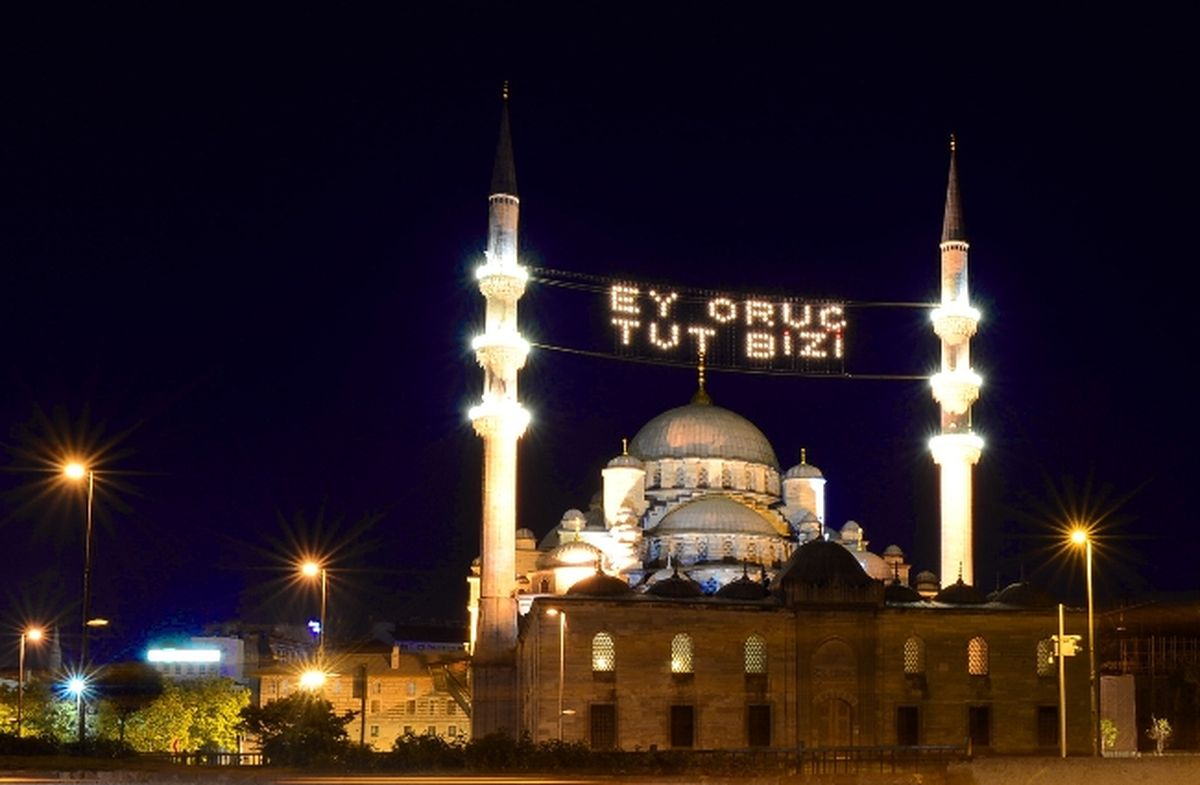 İstanbul\'daki Mahyalar Yanmaya Başladı