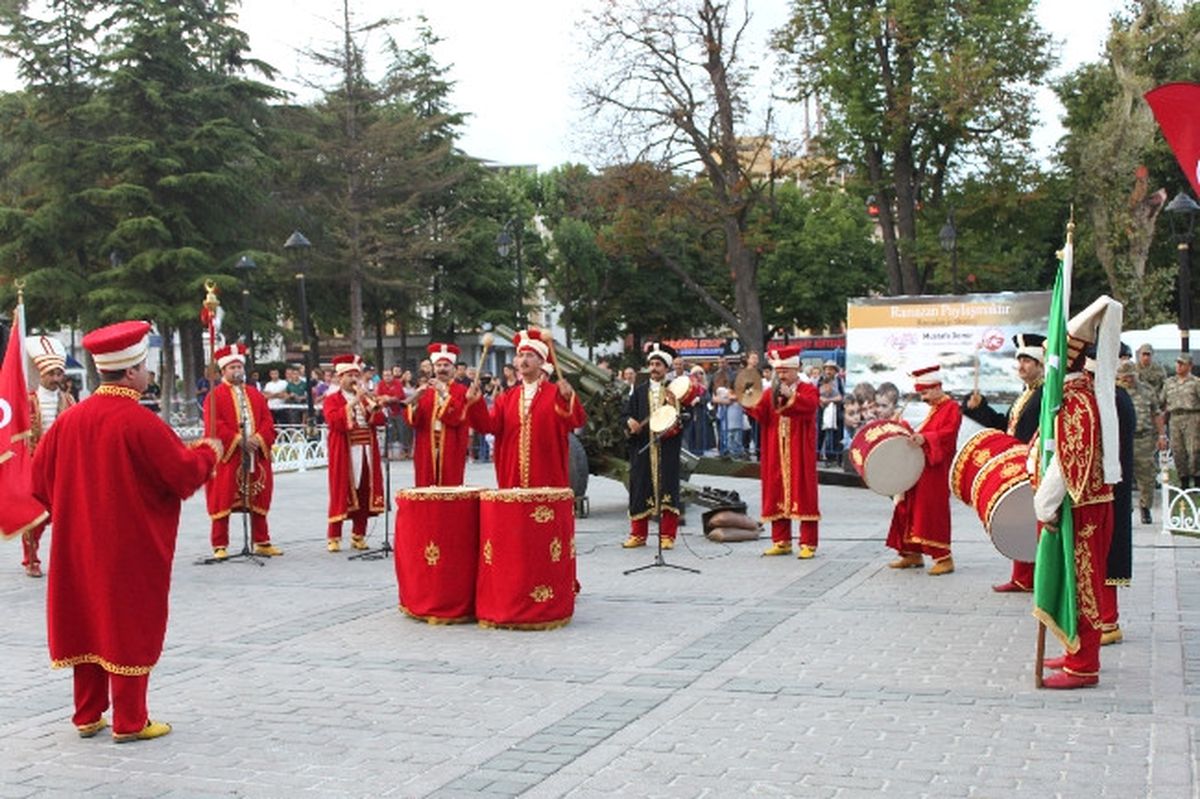 İstanbul İlk İftarı Top Sesiyle Yaptı