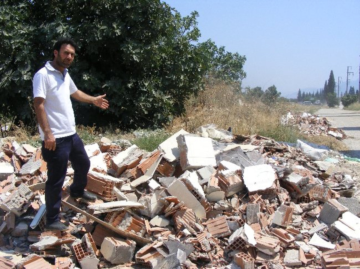 İzinsiz Atılan Molozlar Vatandaşı Çileden Çıkardı