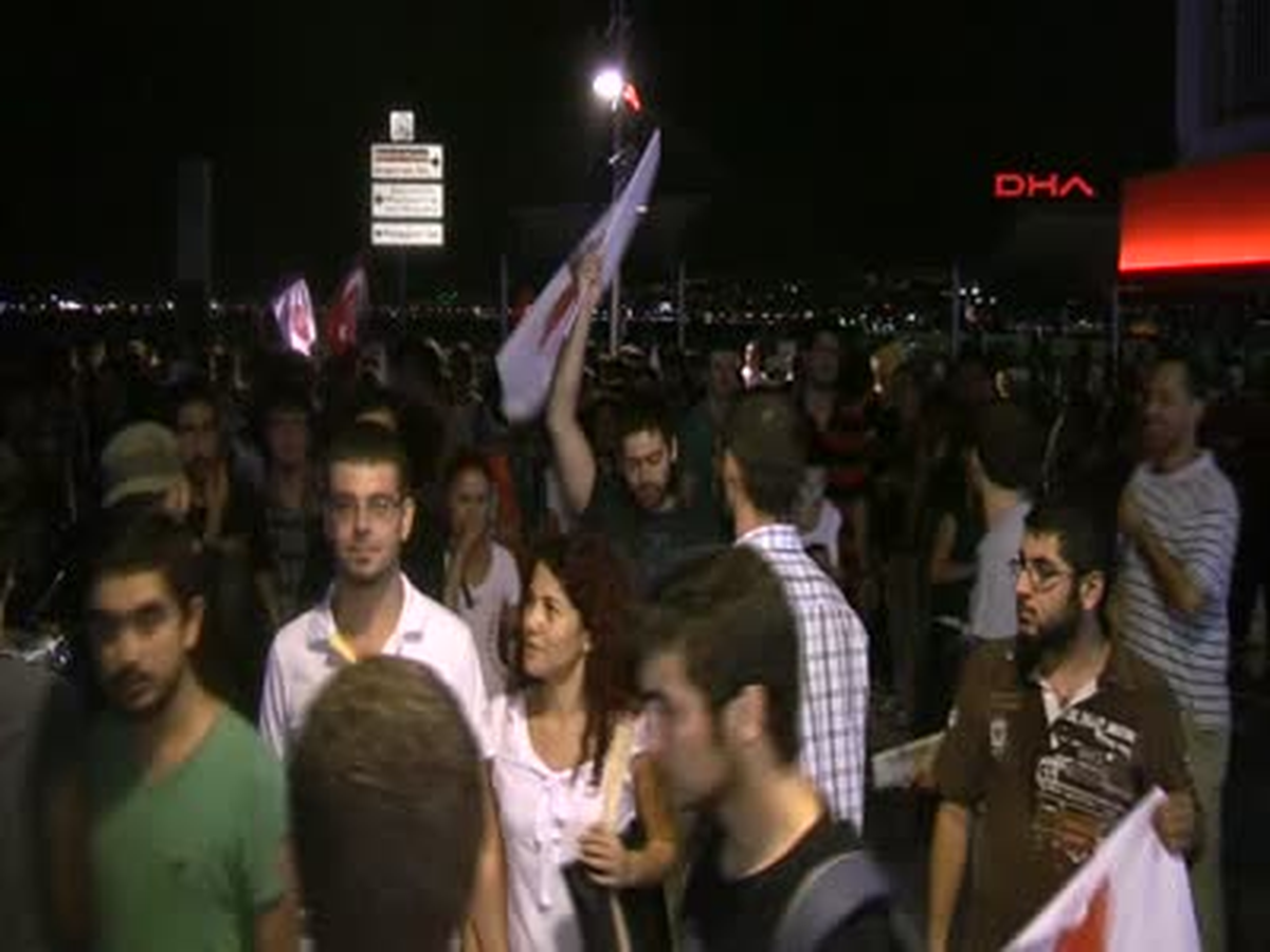 İzmir\'de \'Gezi\' Gözaltına Tepki Yürüyüşü