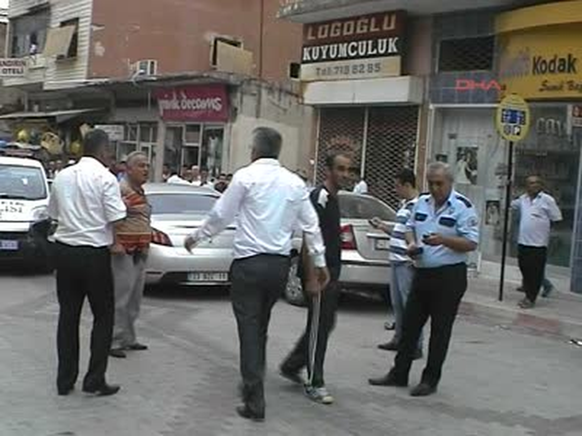 Kaçarken 2 Kişiyi Yaralayıp Polis Aracına Çarptı