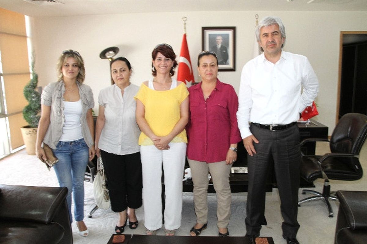 Kızılay Akhisar Şubesi Kadın Kollarından Başkan Hızlı\'ya Ziyaret