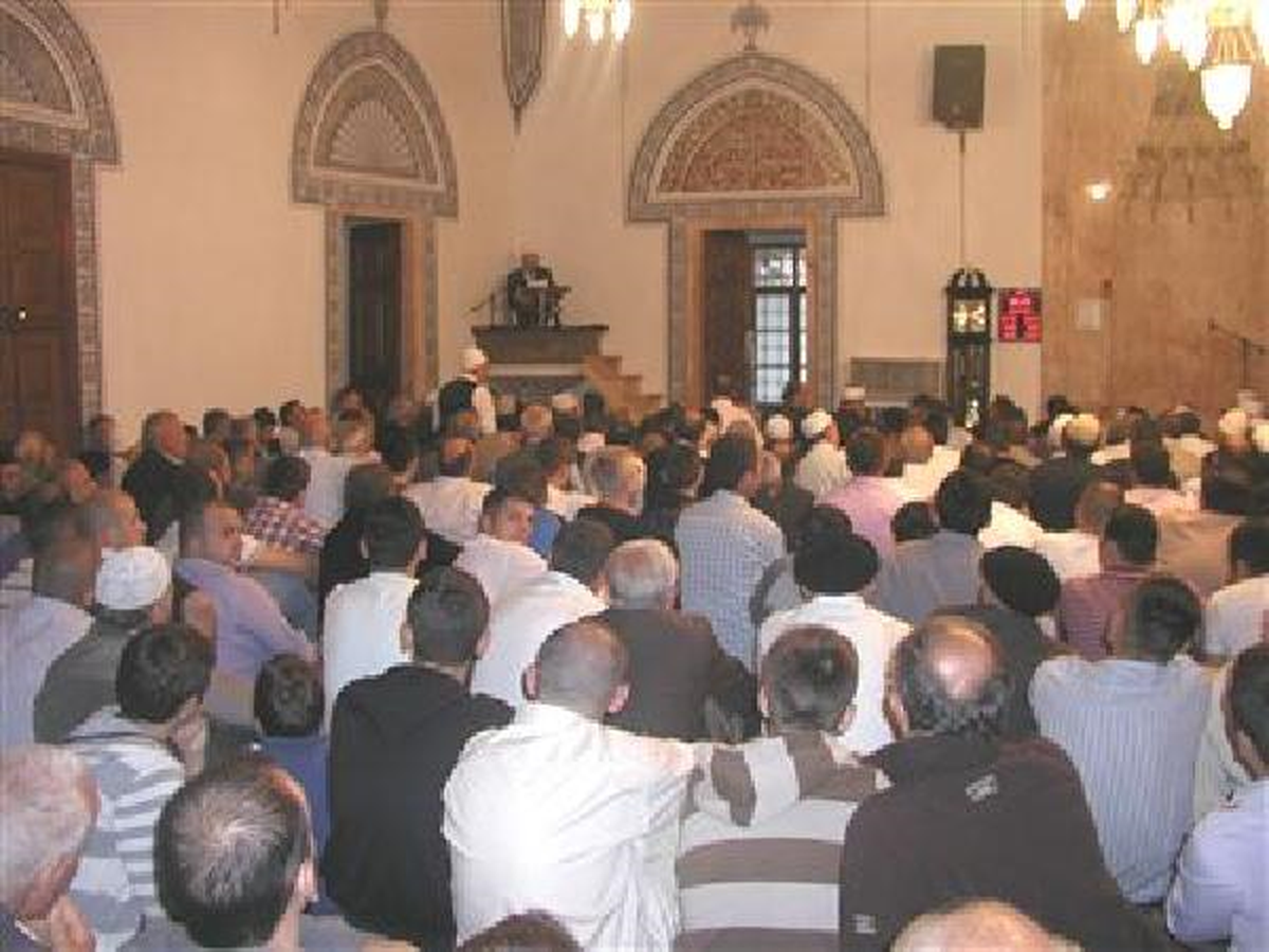 Kosovalılar Teravih Namazı İçin Camilere Akın Etti