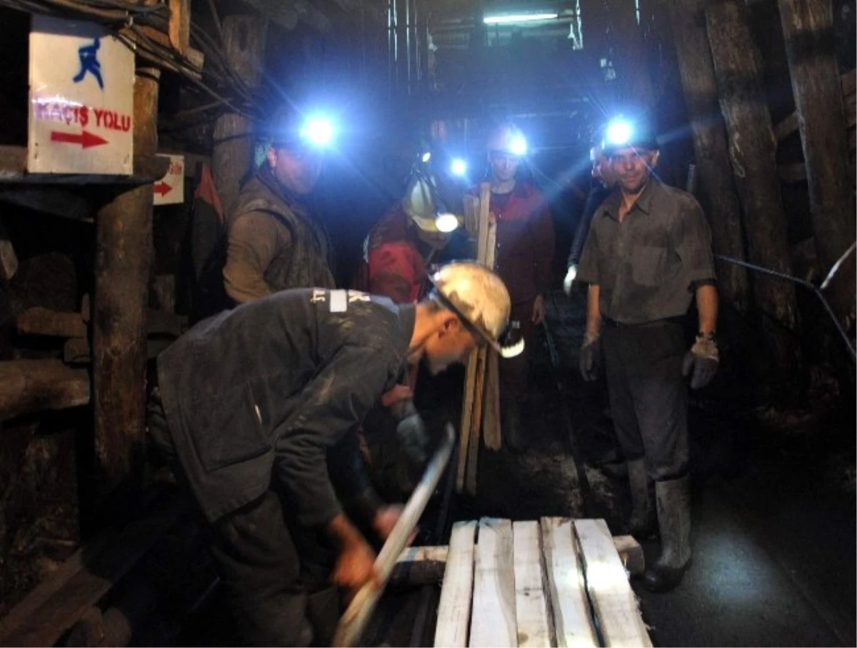 Madenciler Yılın İlk Sahurunu Yerin Metrelerca Altında Yaptı