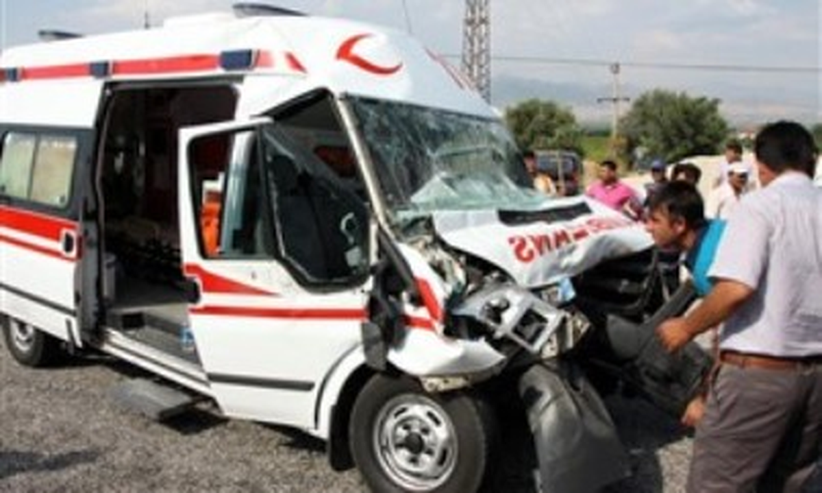 Manisa\'da Ambulans Kaza Yaptı: 3 Yaralı