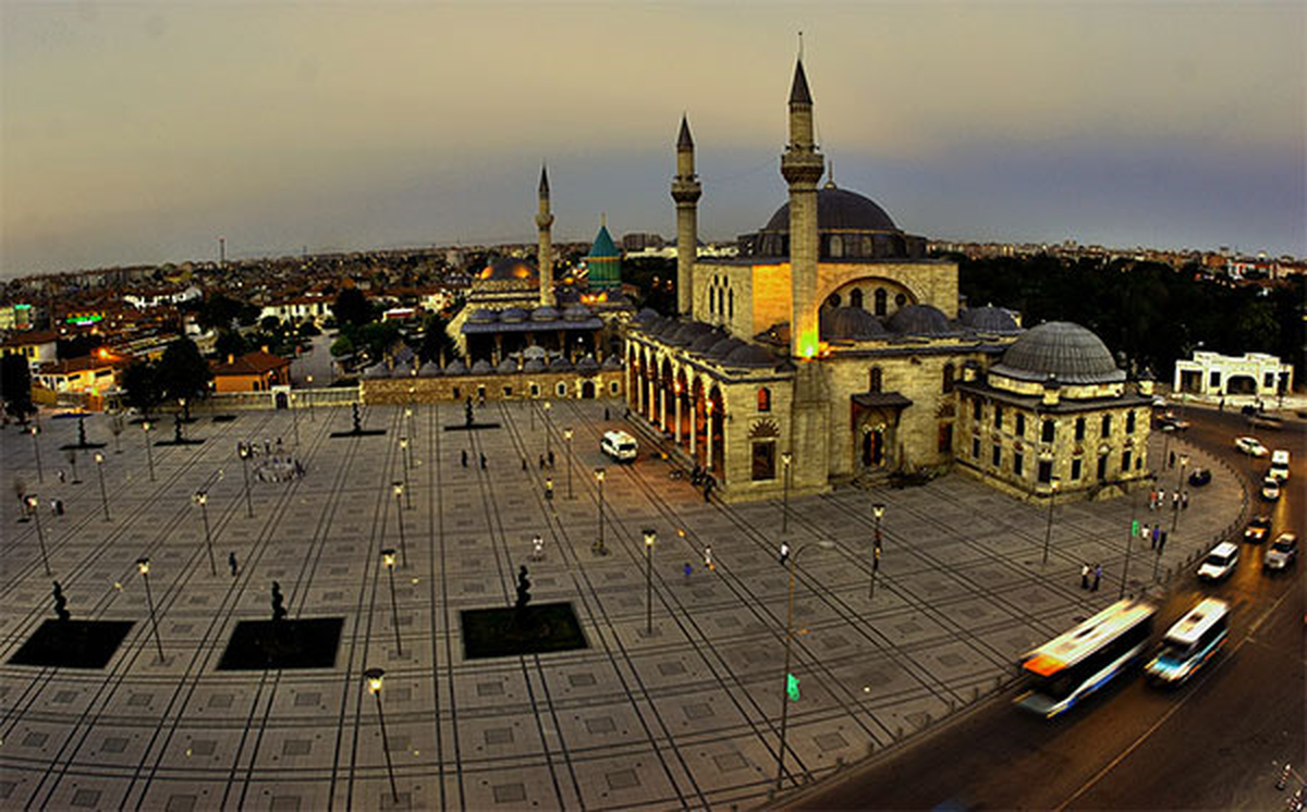 Mevlana Meydanı\'nda İlk Teravih